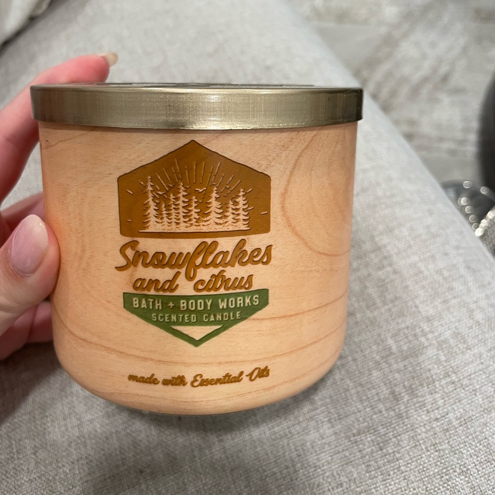 NEW! Snowflakes ❄️ and Citrus 🍊 3 wick candle !